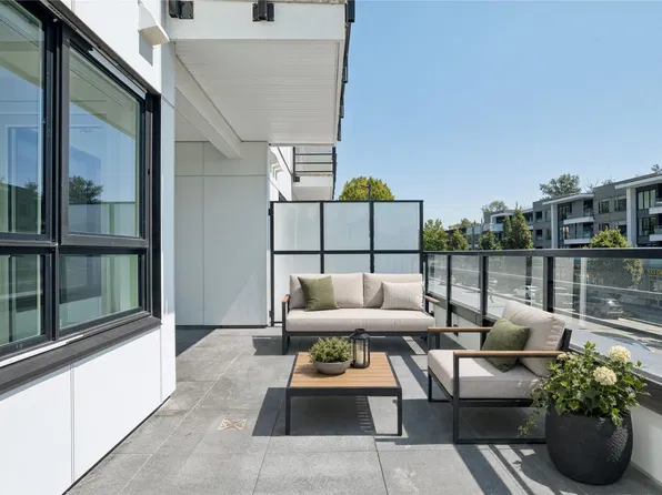 1616 Lloyd Ave #205, North Vancouver, BC V7P 1P9