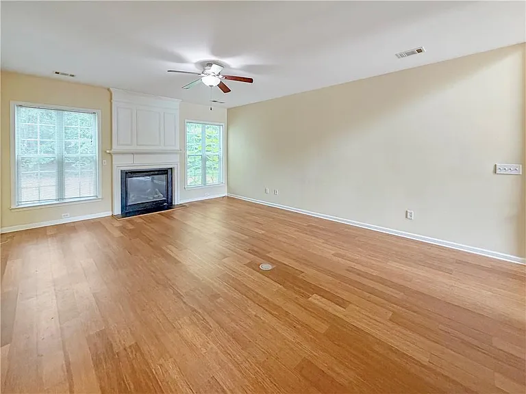 2380 Fairlie Dr — Photo 6