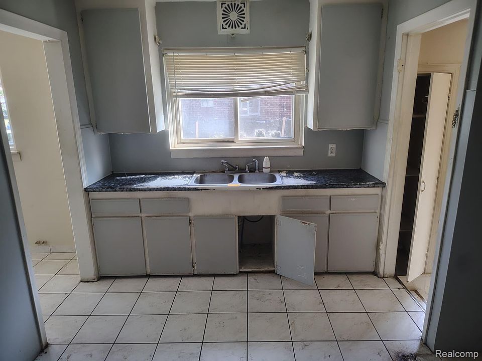 19399 Revere St, photo 4