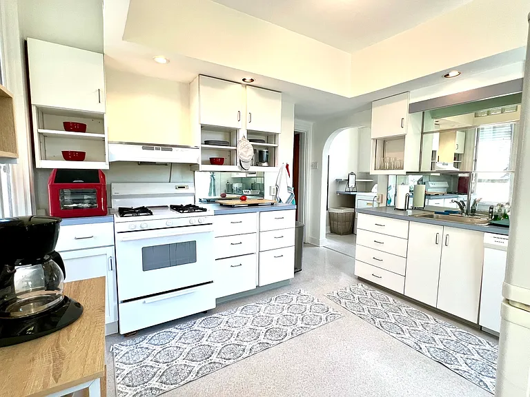 Fully Equipped kitchen, gas stove, refrigerator, DW, Microwave, Coffee Station, Lots of Storage !