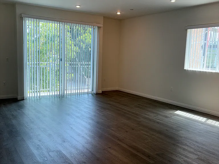 14143 Burbank Blvd #202 — Photo 9