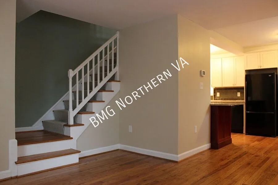 Beautiful 2 Level 2 Bedroom 1 Bathroom 'Georgetown' Model Townhome In Sought After Fairlington Vi... — Photo 4