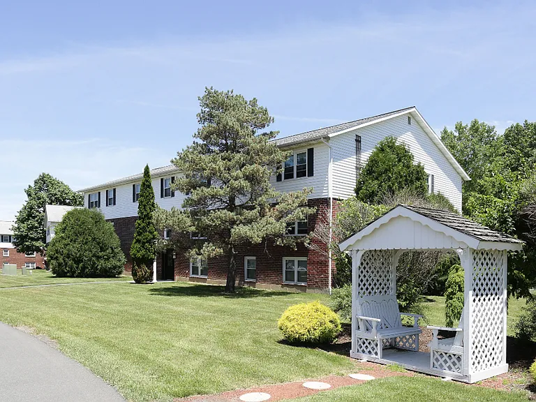 Country Gardens Apartments — Photo 11