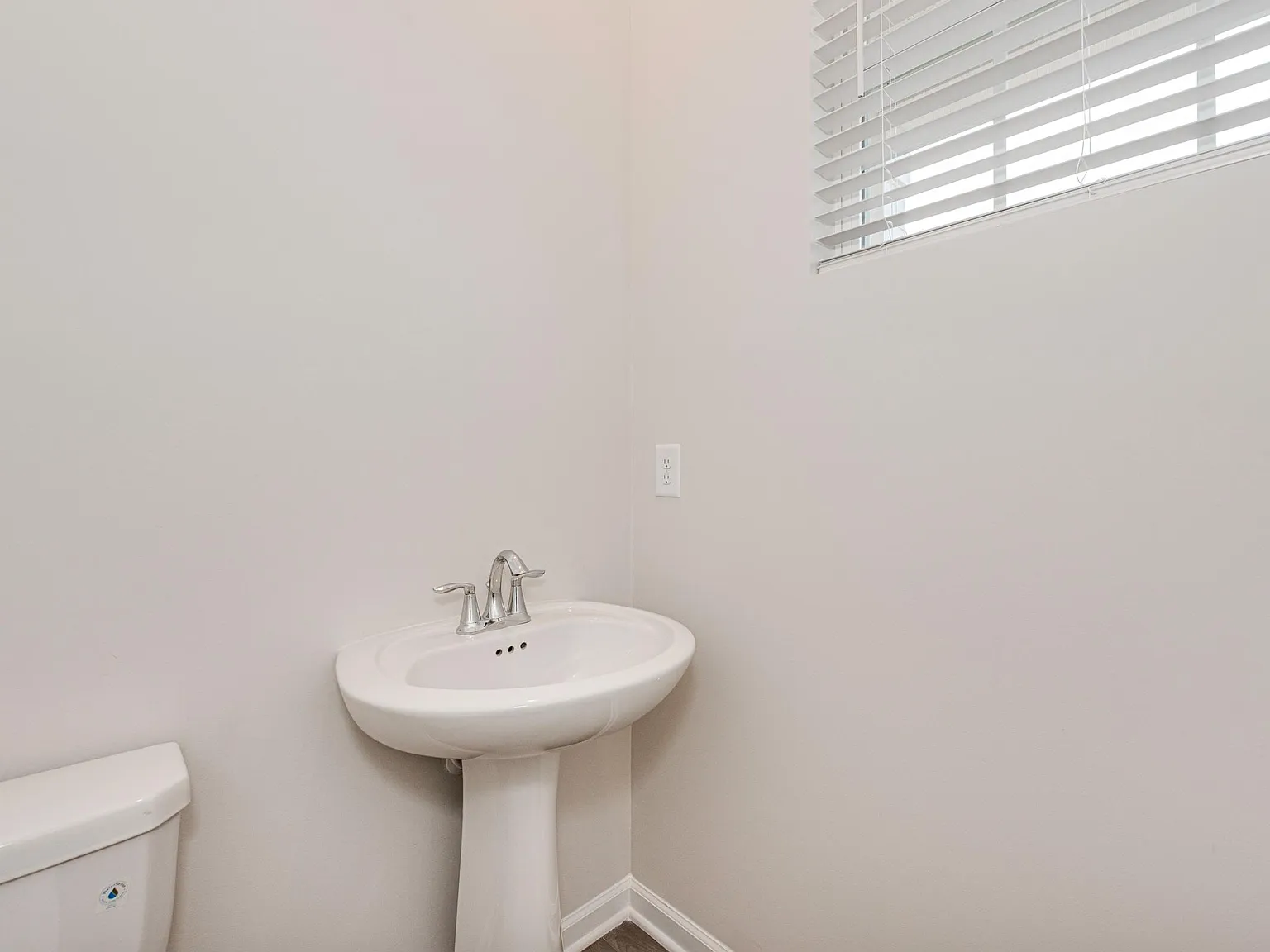 3 bed, 2.5 bath, 1729 sqft, $2,145 — Photo 3