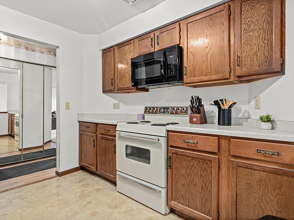 1st image of 999 41st Ave NE #120NE