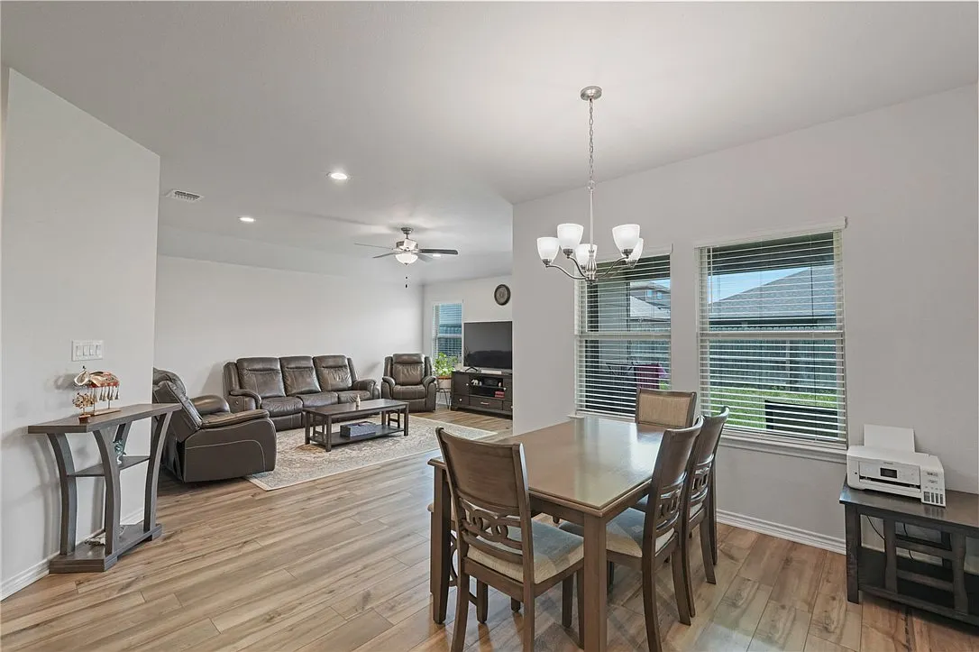 5 bed, 2.0 bath, 2004 sqft, $2,500 — Photo 4