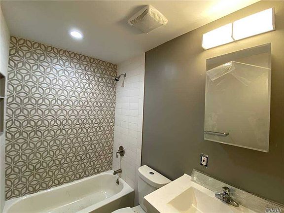 3rd image of 462 Gardiners Ave