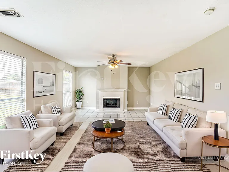 518 Foxglove Dr — Photo 3