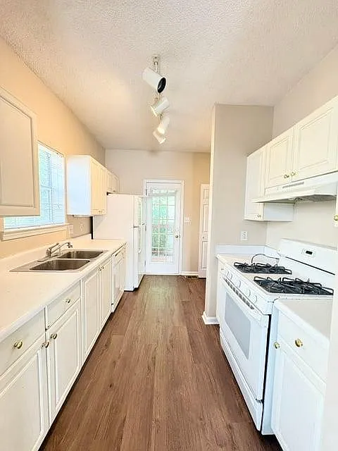 4 bed, 2.5 bath, 2300 sqft, $2,500 — Photo 3