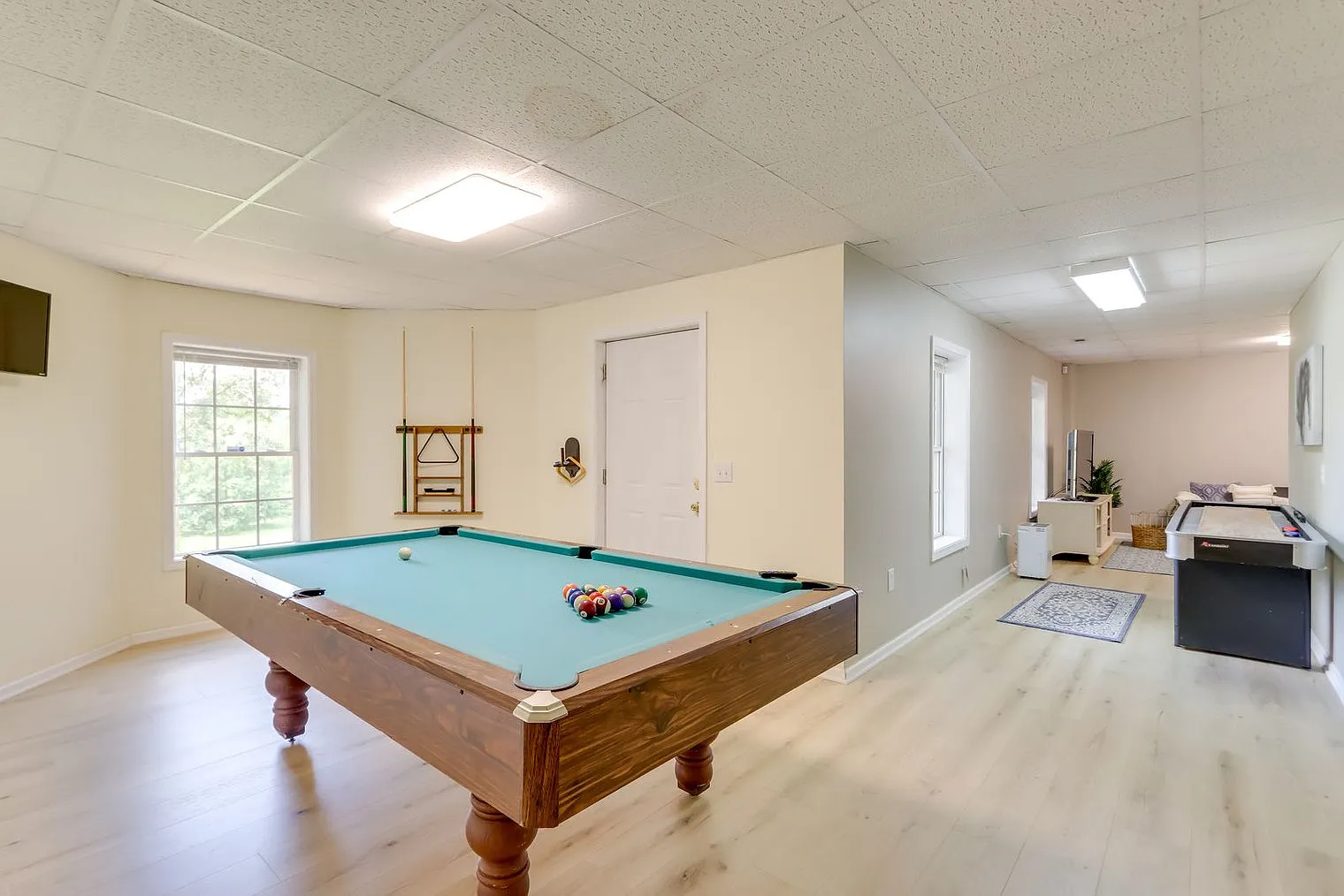 5 bed, 3.0 bath, 3089 sqft, $5,985 — Photo 2