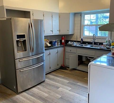Kitchen- appliances included