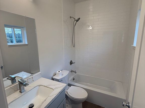 4th image of 1555 32nd St #1557