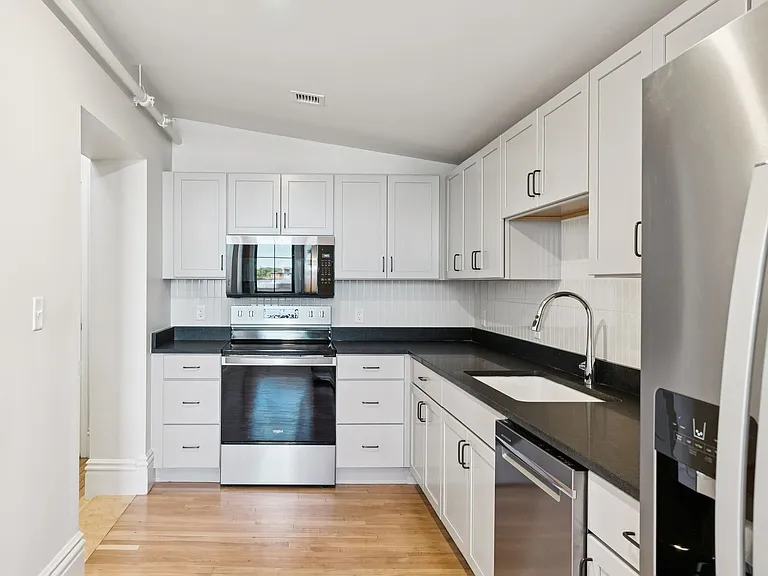 129 Main St — Photo 4