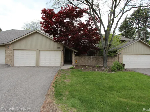 4029 Foxpointe Dr, West Bloomfield, MI 48323