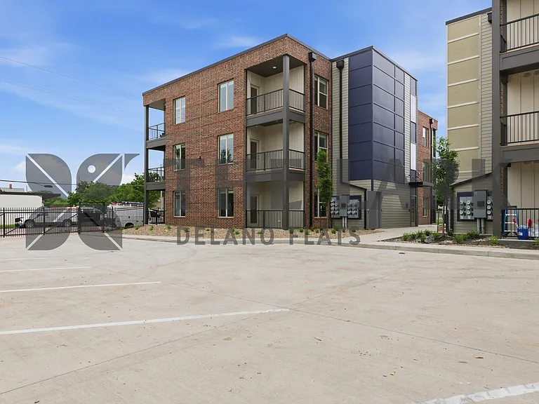 721 W Maple St #1000 — Photo 1