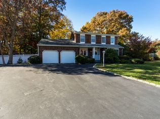 20 Lyon Cres, Sayville, NY 11782