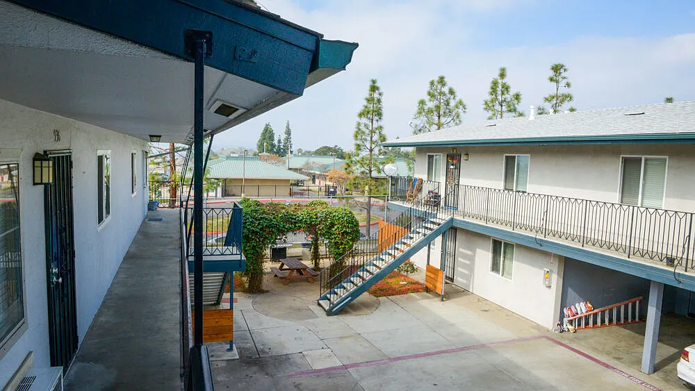 Coleen Court Apartments — Photo 1