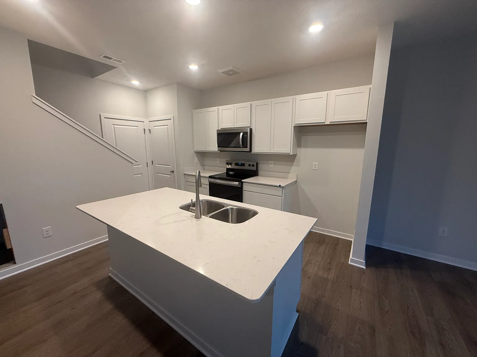 4 bed, 2.5 bath, 1811 sqft, $2,600 — Photo 2