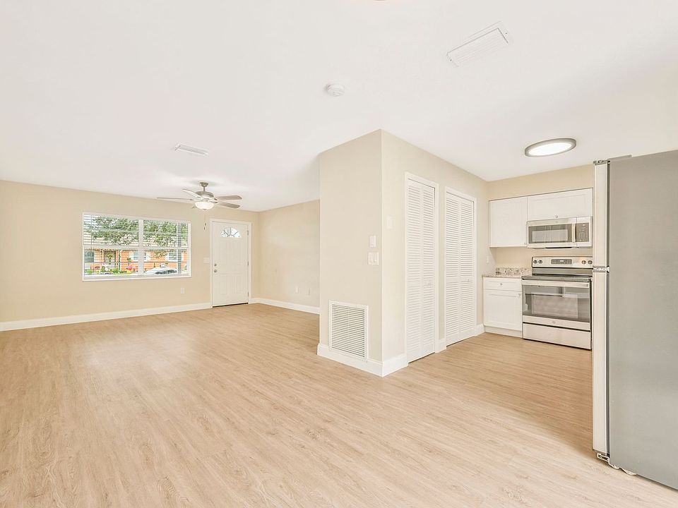 1st image of 602 Holt Cir
