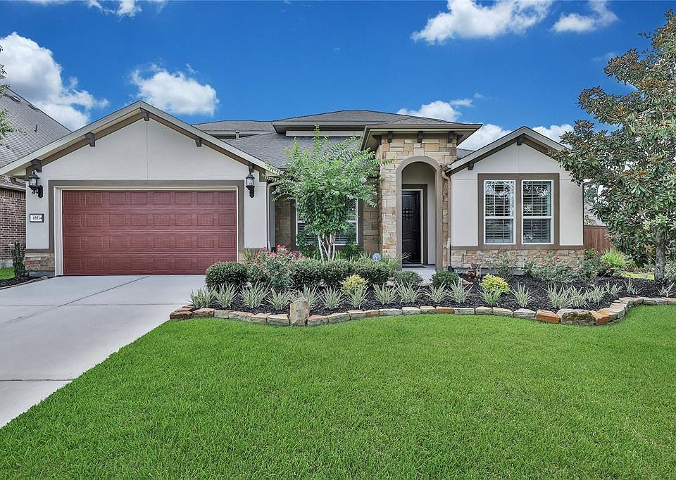 Stunning stone and stucco Tuscan style 2-story with a great location. Minutes to shopping, dining, medical facilities, and easy access to I-45 for commuters! Corner oversized lot.