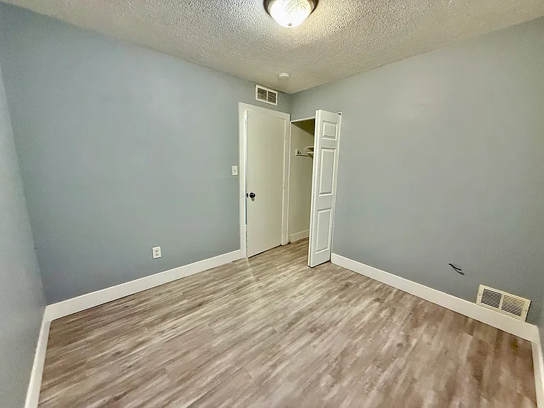 21156 Woodward St — Photo 17