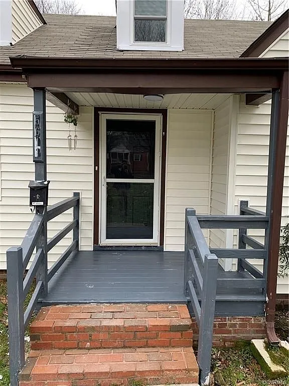 Main entrance - 5611 Lakeside Ave