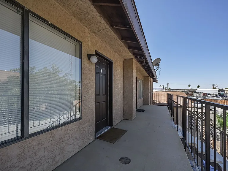 1021 W Perdew Ave — Photo 2