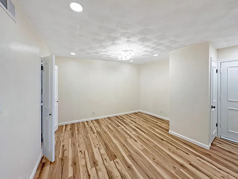 2301 Ridgmar Plz — Photo 4
