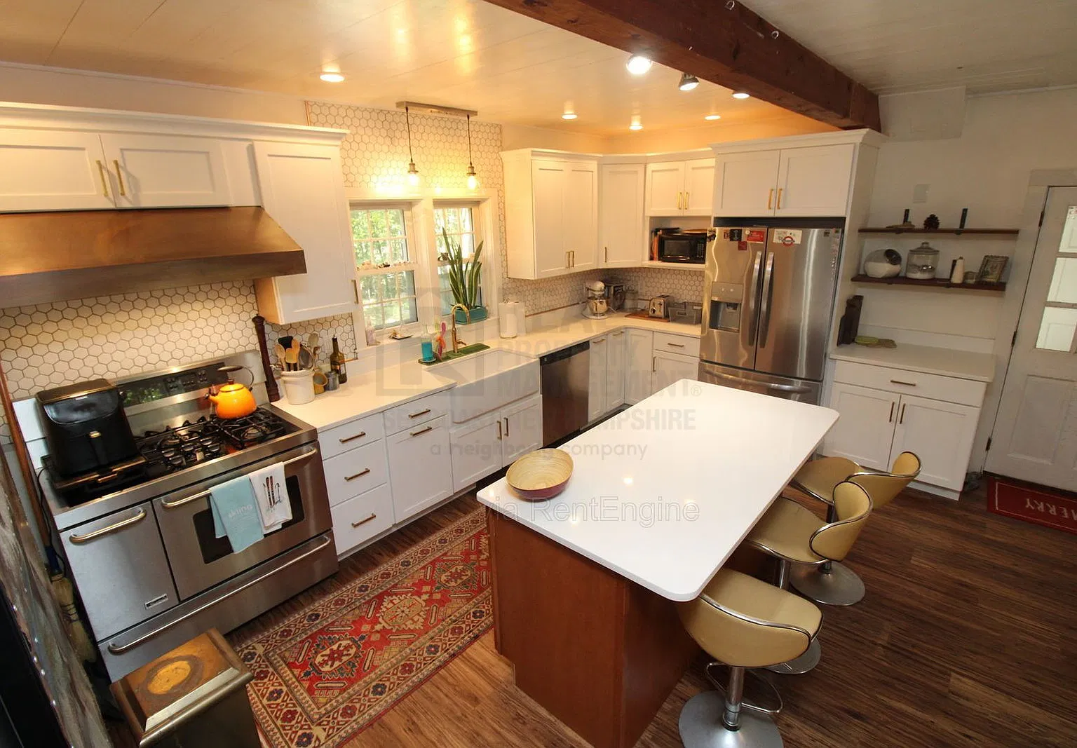 3 bed, 2.0 bath, 2800 sqft, $3,000 — Photo 1