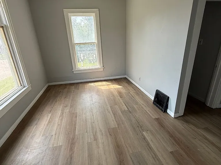 205-07 Rebecca St — Photo 3