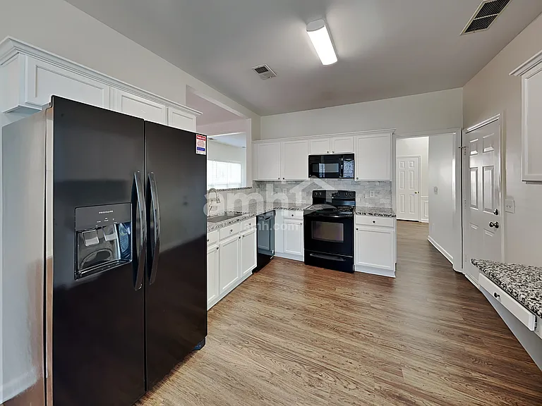 1540 Cardinal Ln — Photo 4