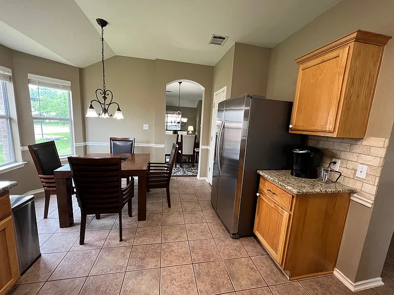 Kitchen and breakfast area
