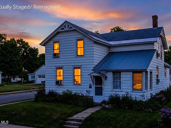 5th image of 301 Oak Street