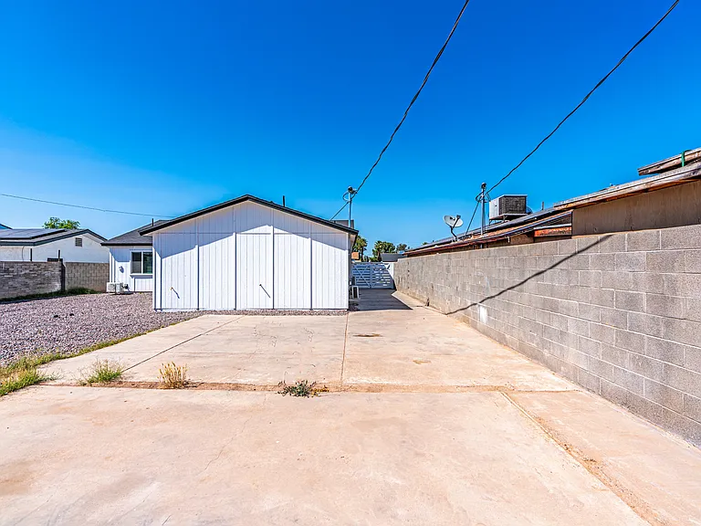411 W Grove St — Photo 16