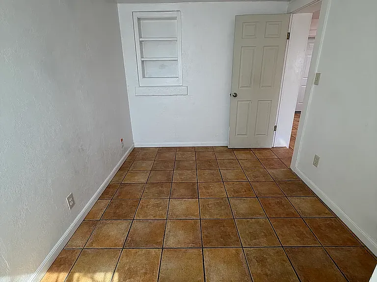 1321 E 8th St — Photo 35