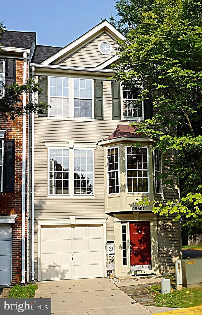 A gorgeous townhouse with one-car garage in a desired community in Germantown! — Photo 1