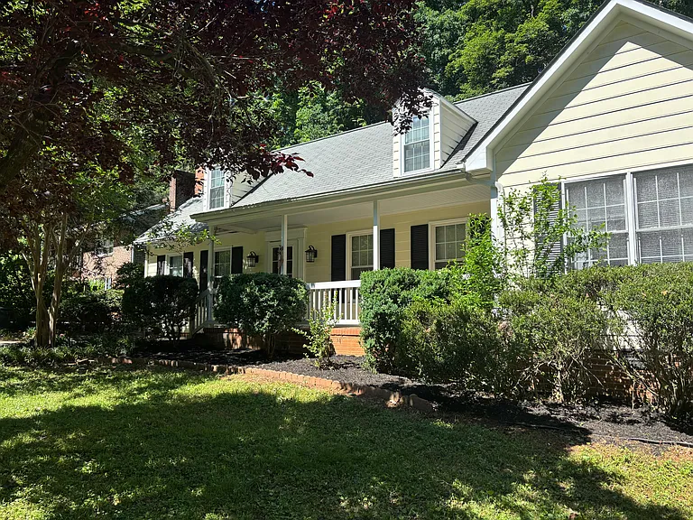 101 Inglewood Ct — Photo 1