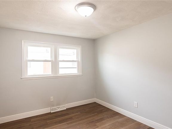 4th image of 60 Ophelia St