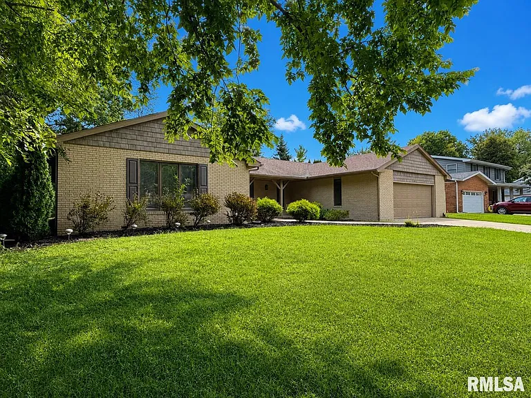 122 W Morningside Dr — Photo 2