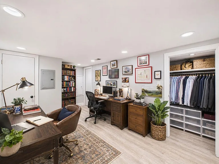 Beautiful 2 Bed 2 Full Bath Available In The Heart Of Rittenhouse Square! Free Water Pets And Gas — Photo 17