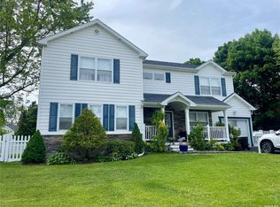 11 Charlotte Pl, Plainview, NY 11803