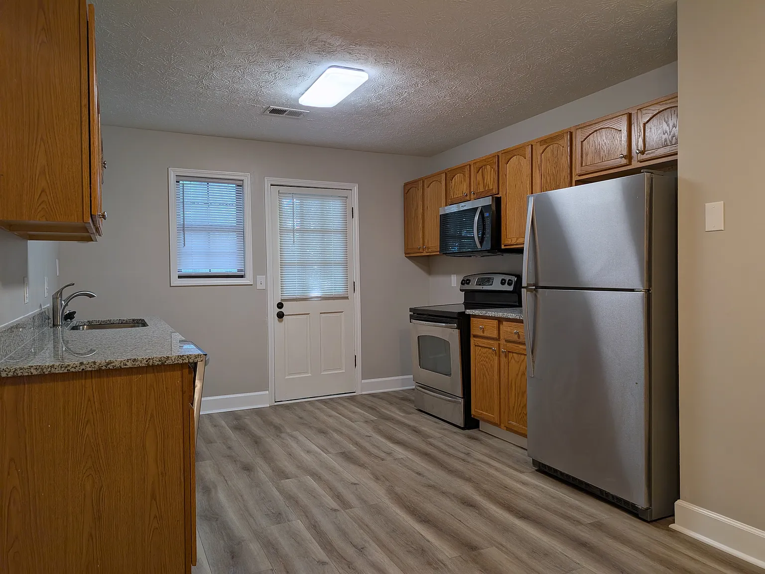 2 bed, 1.5 bath, 1100 sqft, $1,595 — Photo 3