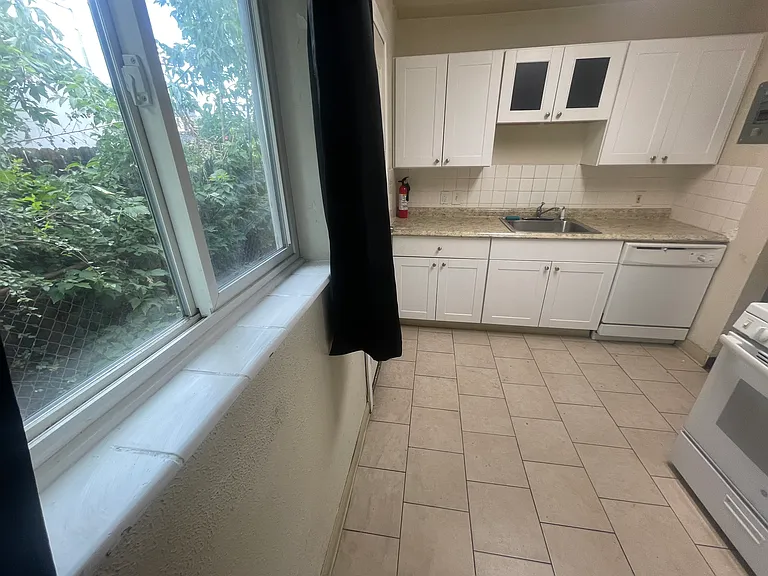 1440 Clinton St — Photo 10