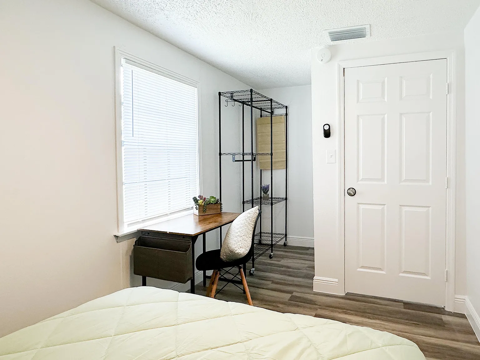 4 bed, 1.0 bath, 1050 sqft, $836 — Photo 1