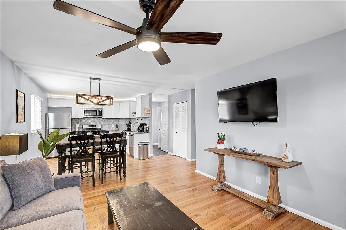 3 bed, 1003 sqft, $1,950 — Photo 4