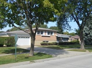 556 Beau Dr, Des Plaines, IL 60016