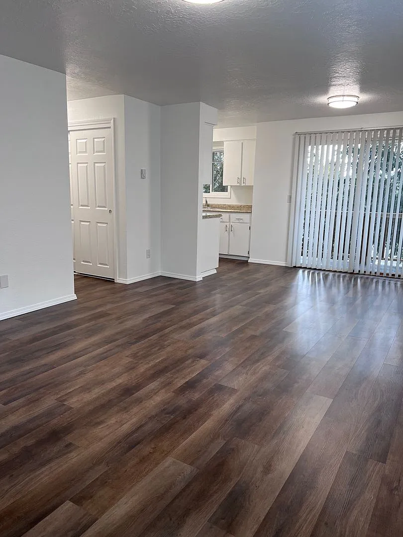124-Viking Apartments — Photo 1