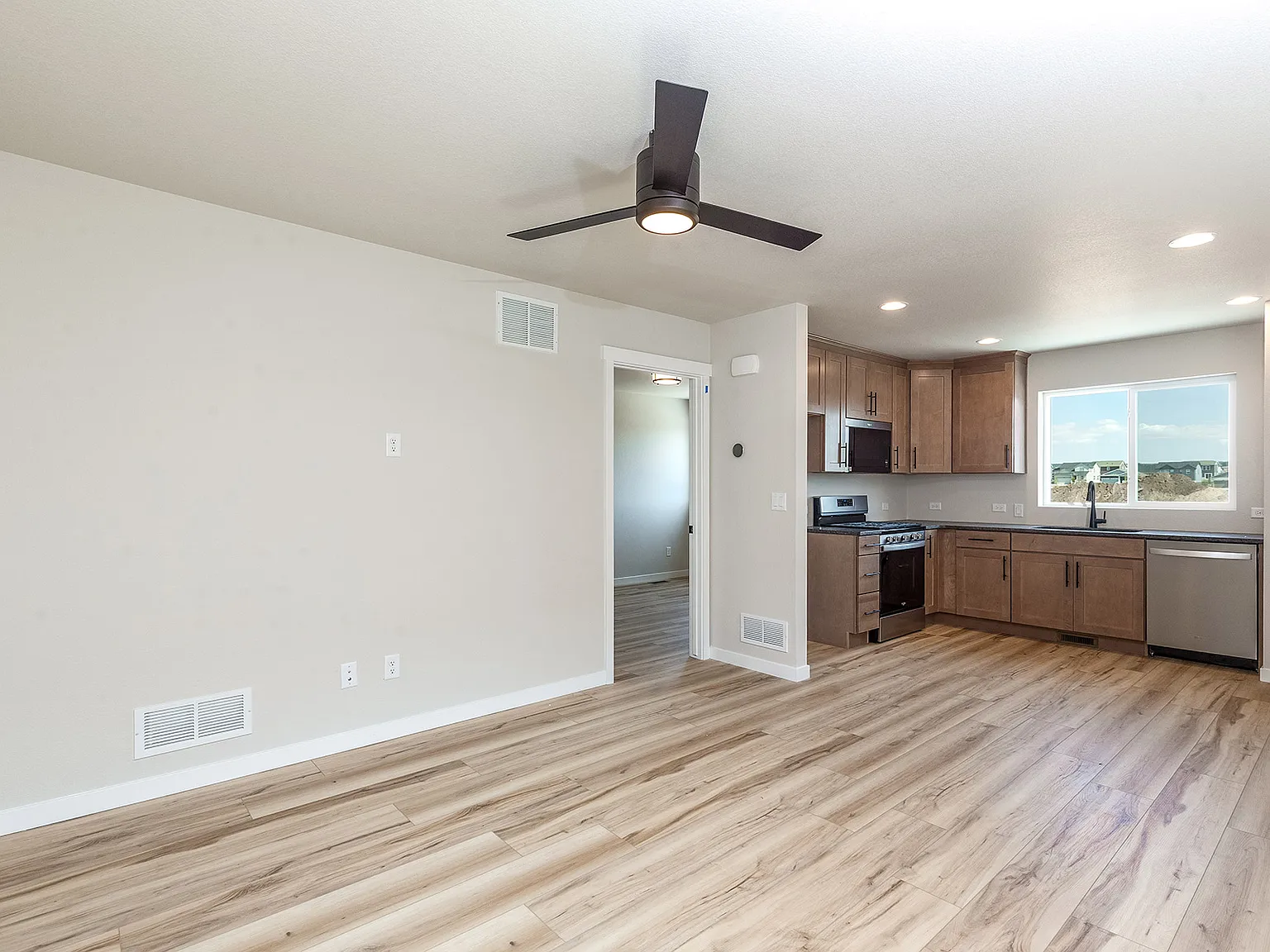 1 bed, 551 sqft, $1,400 — Photo 2