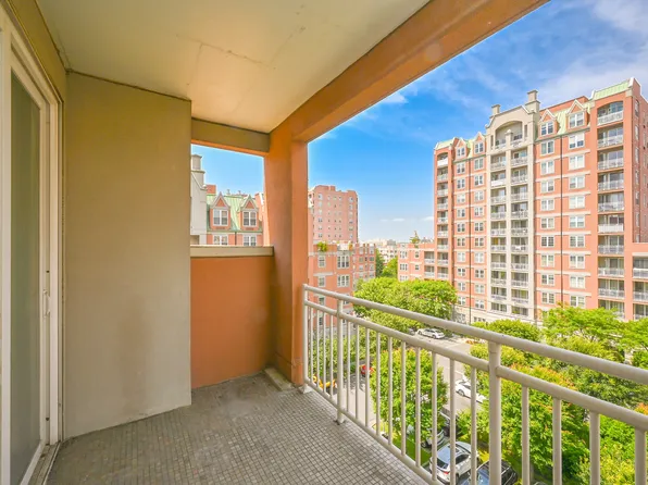 65 Oceana Drive East image 19 of 44