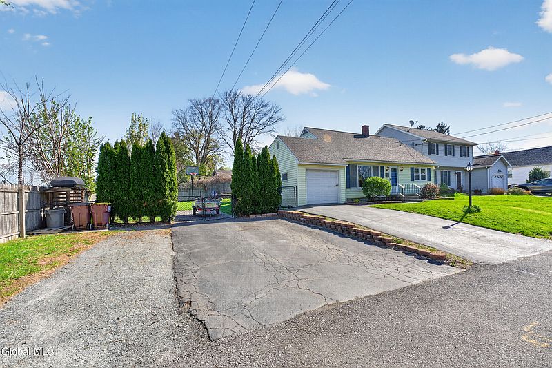 4th image of 25 Woodbine Avenue